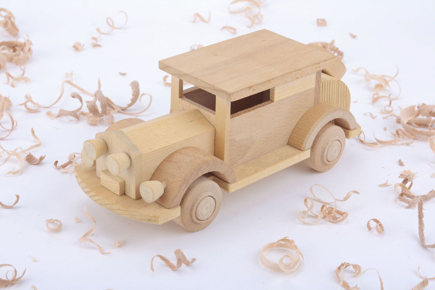 Kleines Spielzeugauto aus Holz  foto 1