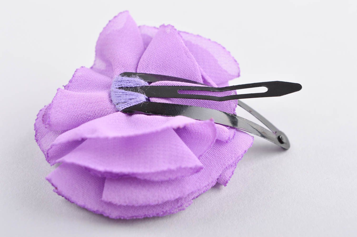 Заколка-цветок бижутерия ручной работы украшение на голову фиолетовое с бантом фото 4