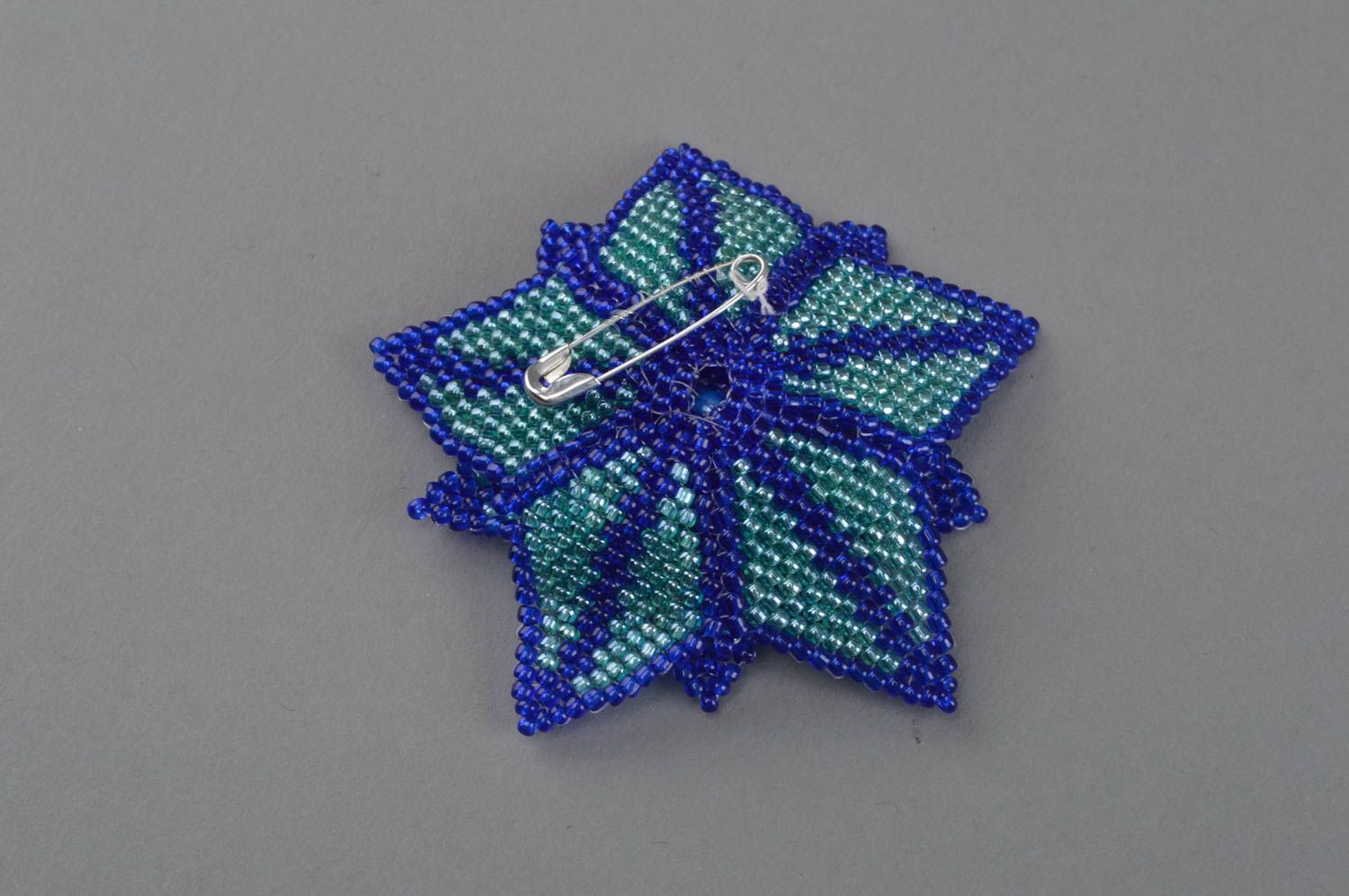 Синяя цветочная брошь из бисера ручной работы оригинальная красивая плетеная фото 4