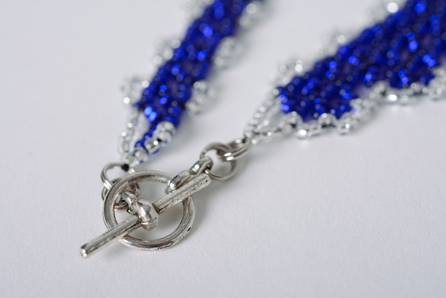 Joli collier en perles de rocaille bleu fait main sous forme de cravate photo 5