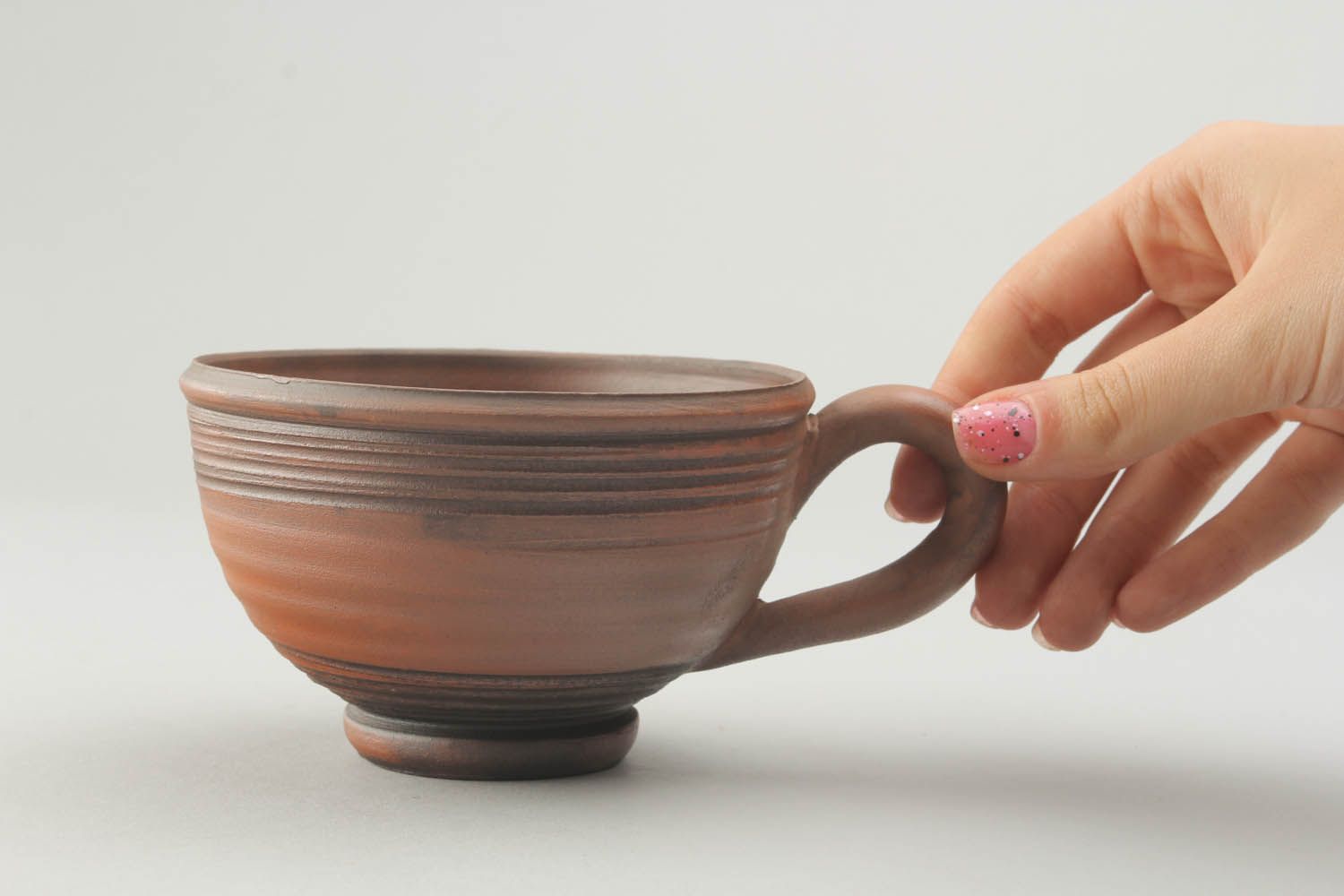Handgemachte braune Tasse aus Keramik foto 2