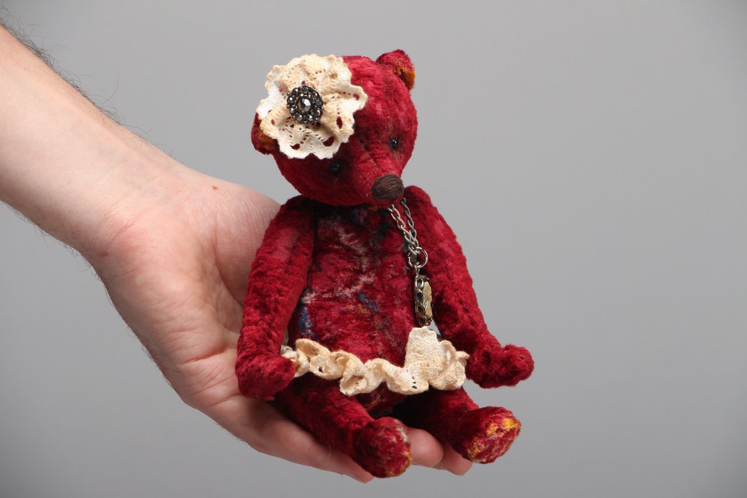 Petite peluche vintage Ourse rouge en jupe faite main originale pour enfant photo 4
