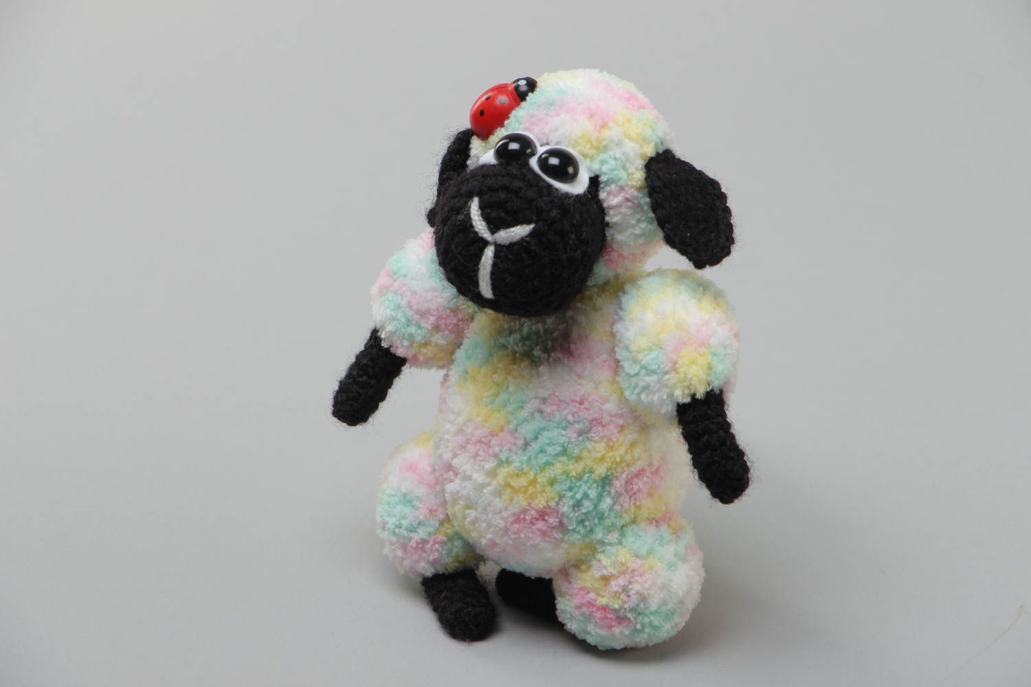 Мягкая вязаная игрушка овечка ручной работы милая детская забавная из ниток фото 2