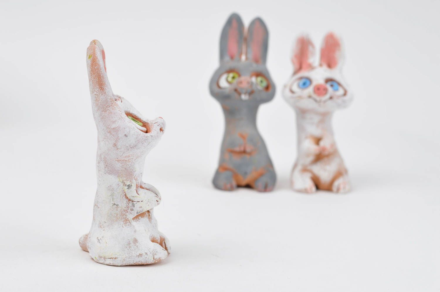 Figurines animaux faites main Statuettes design argile Déco maison Trois lapins photo 3
