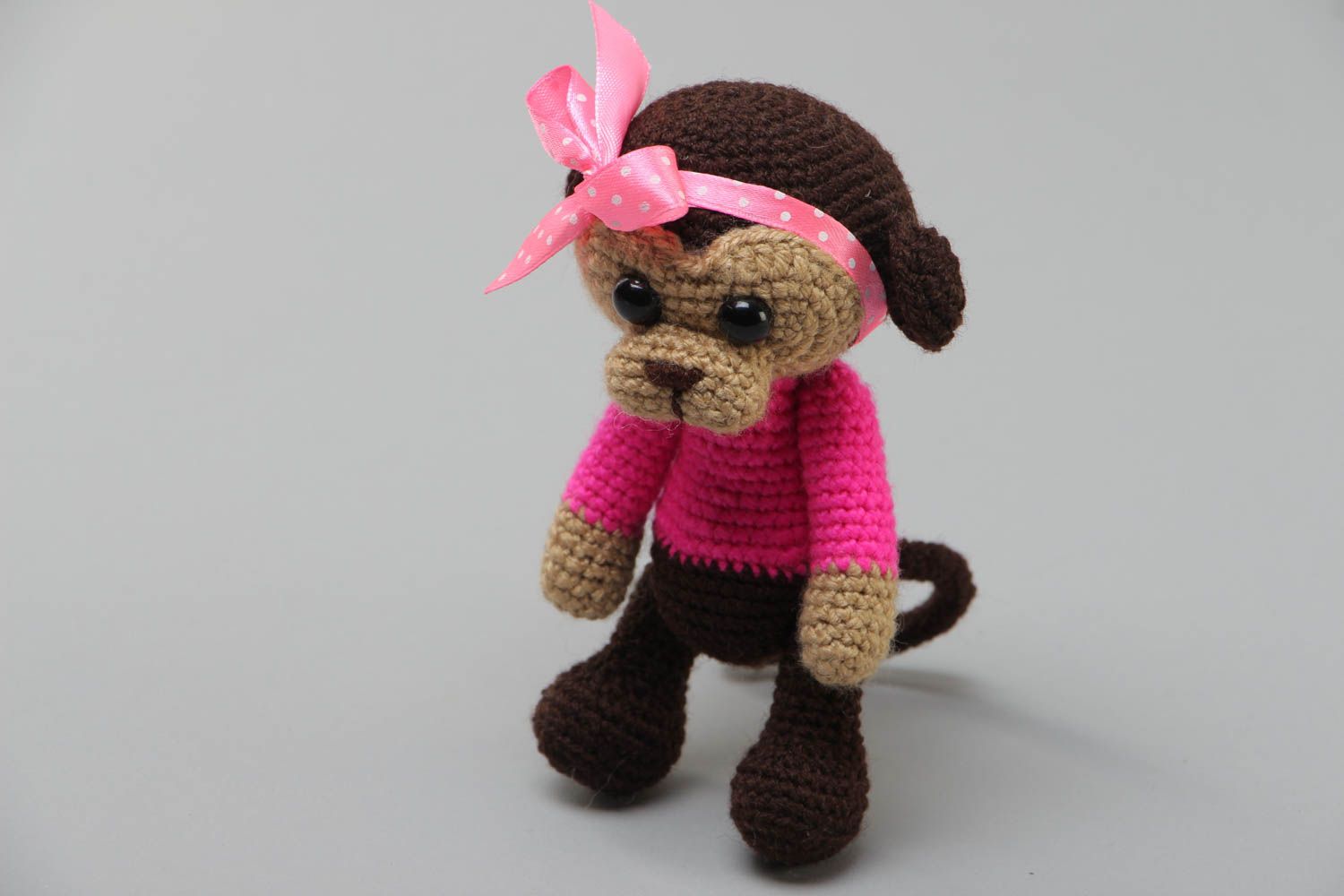 Маленькая мягкая вязаная игрушка обезьянка в розовом крючком из акрила хэнд мэйд фото 2