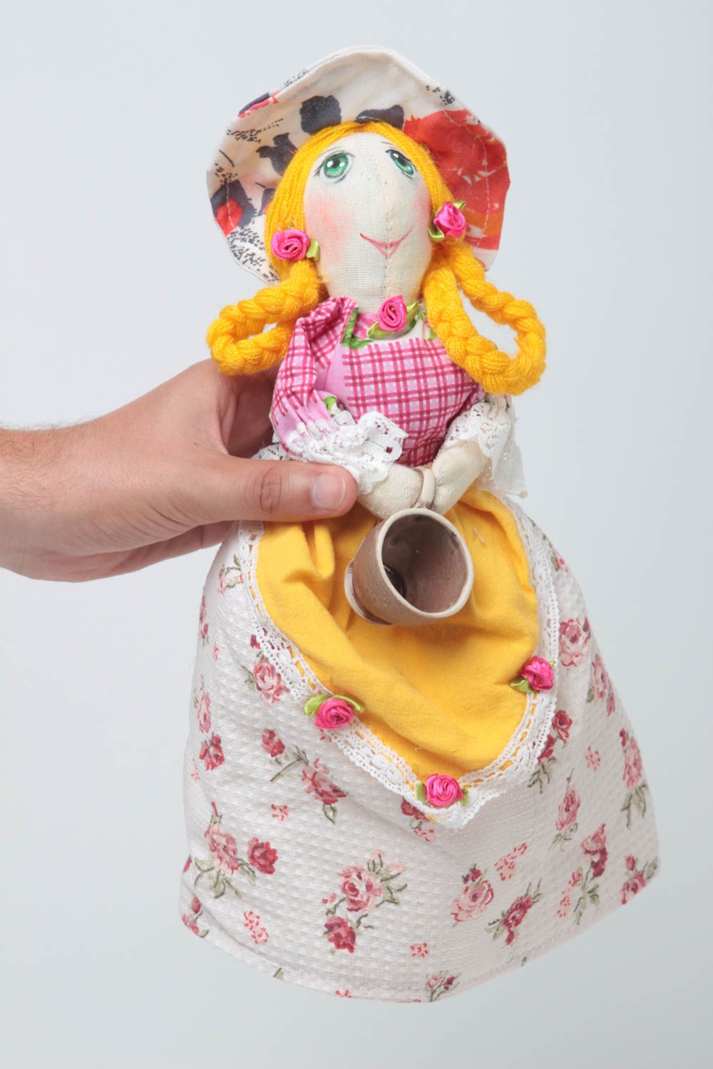 Handmade Deko Teewärmer Stoff Küchen Accessoire Puppe aus Stoff mit Tasse  foto 5