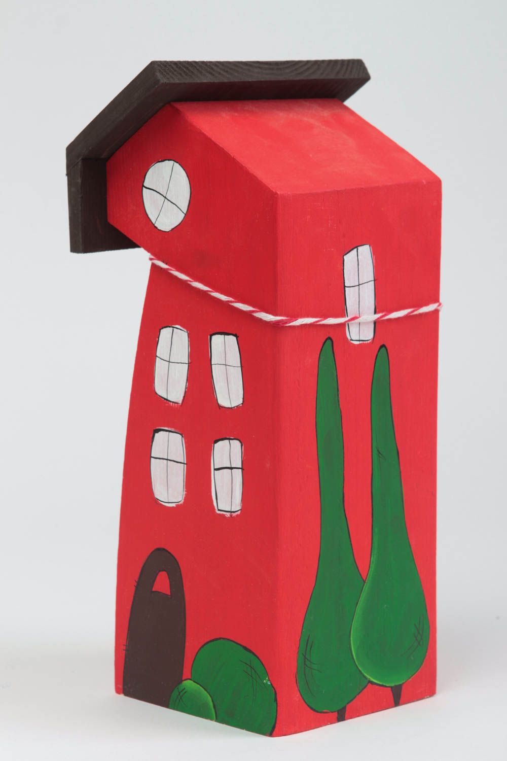 Statuette maison faite main Figurine en bois de pin peinte rouge Déco maison photo 2