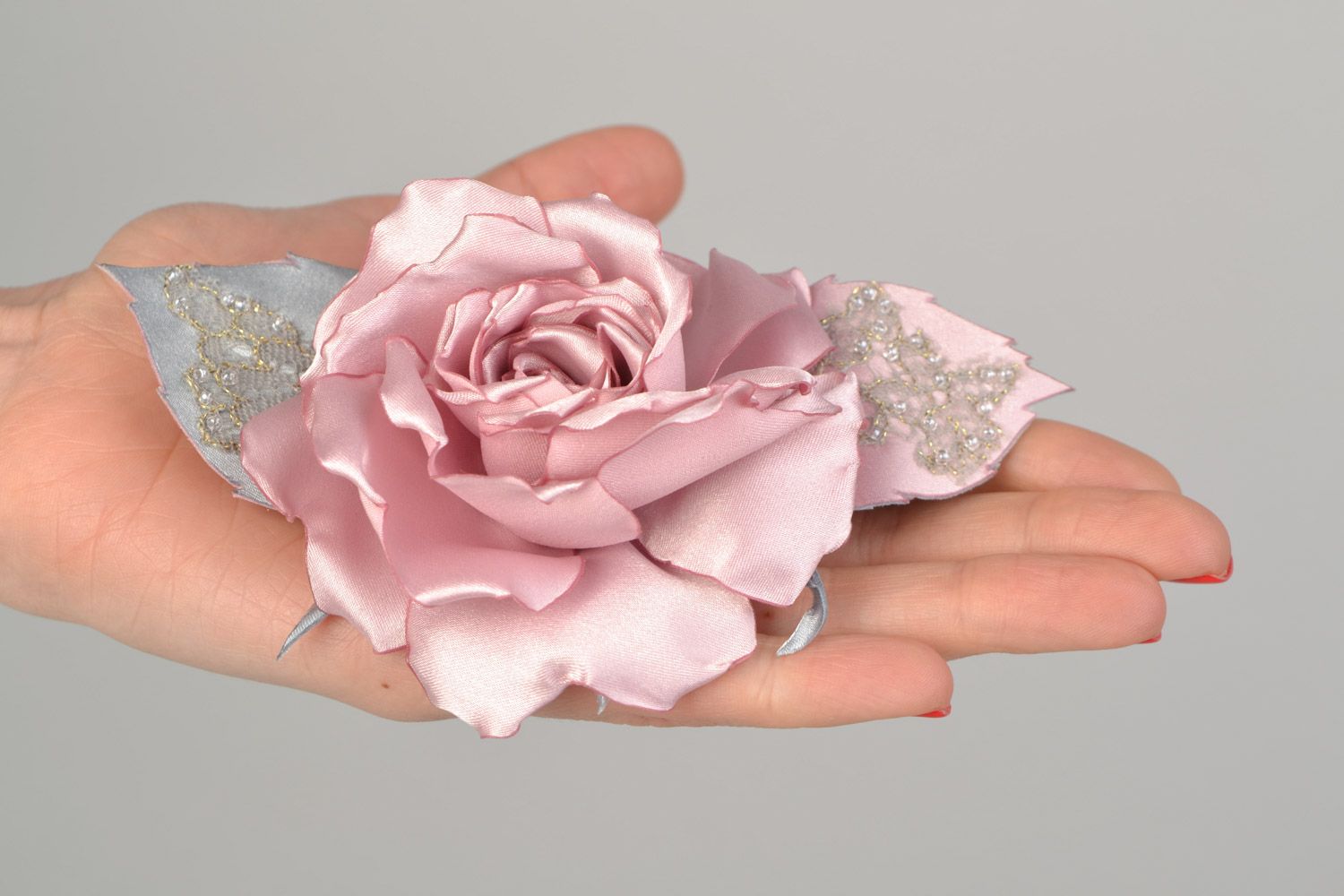 Broche en satinette fleur rose thé avec dentelle perles de rocaille faite main photo 2