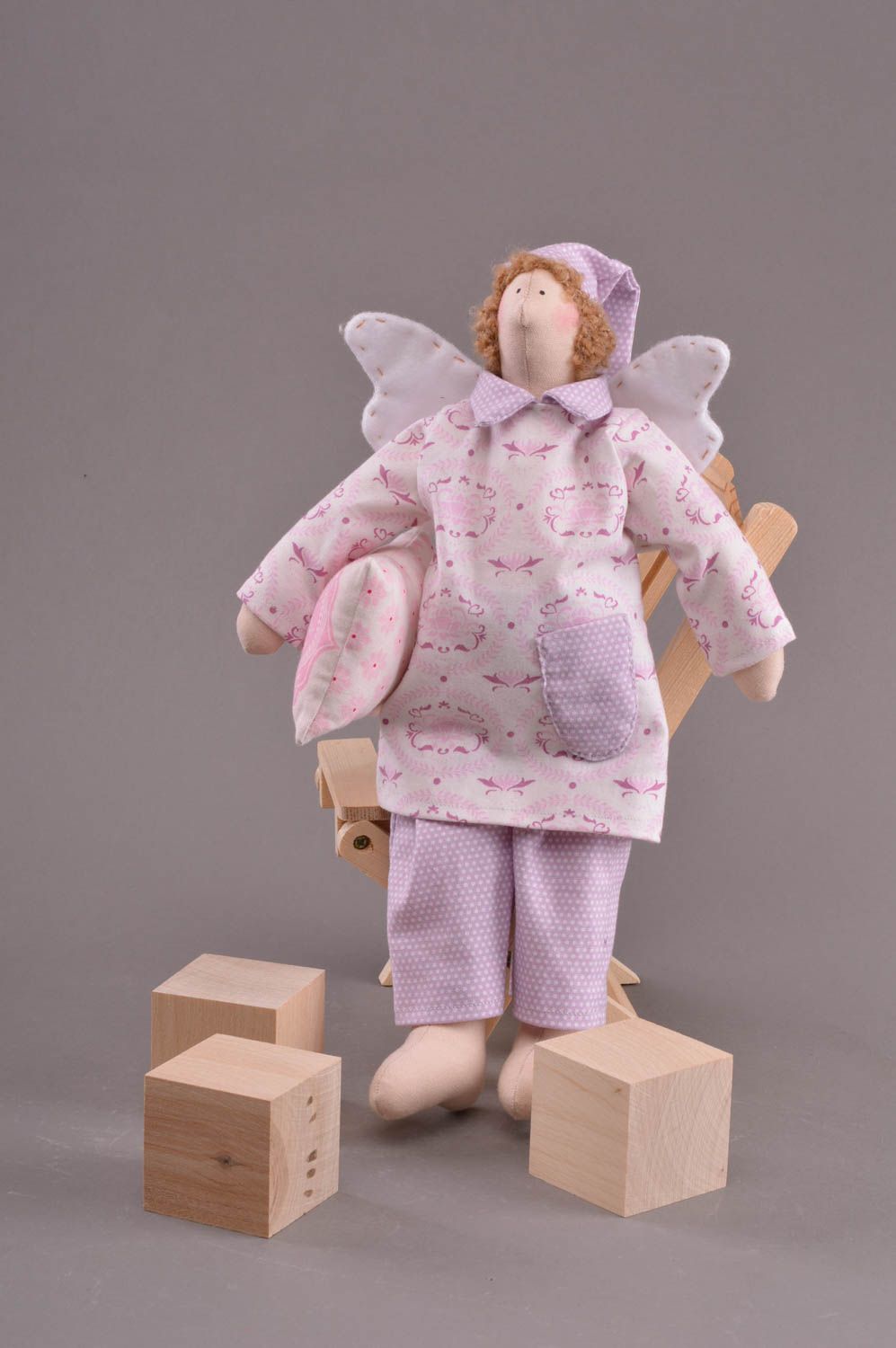 Petite poupée ange faite main en coton et feutre originale en pyjama lilas photo 3