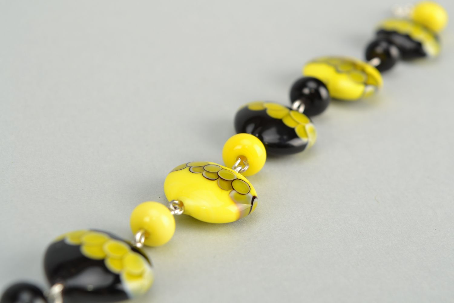 Handmade bracelet with yellow and black glass beads photo 5