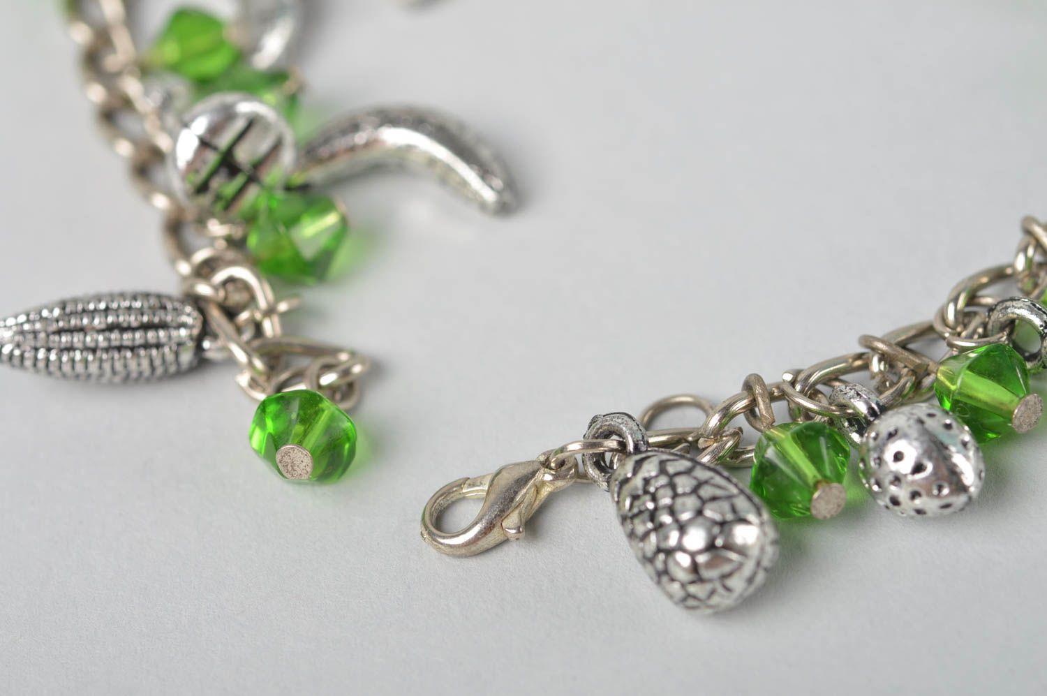 Bracelet original Bijou fait main chaîne breloques perles vertes Cadeau femme photo 4