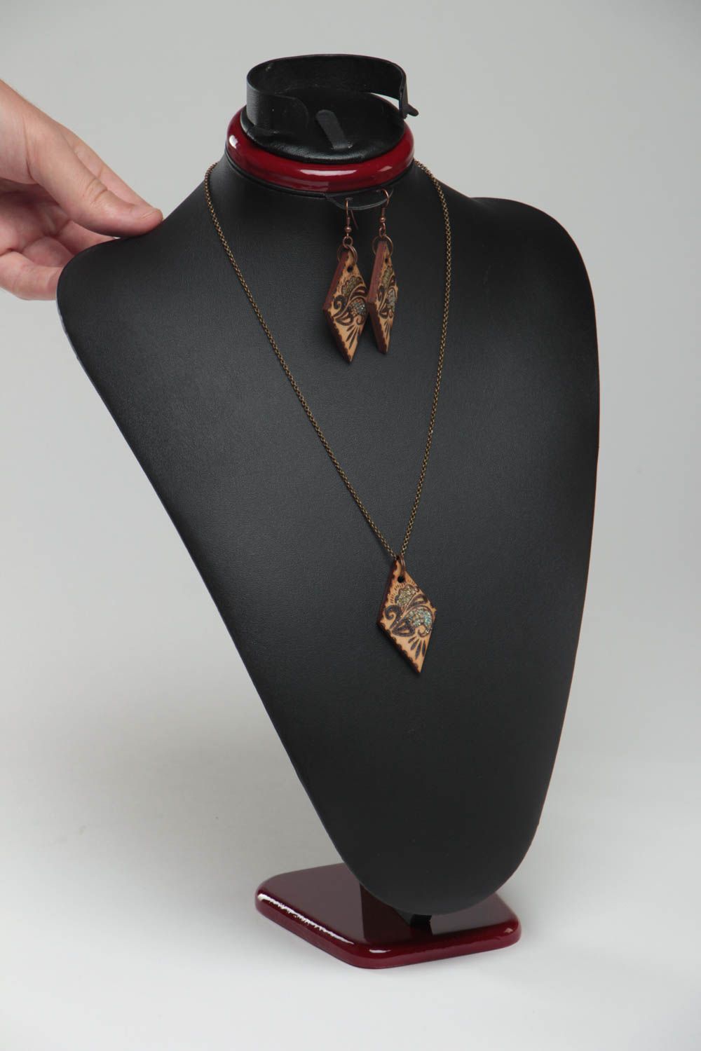 Модные серьги и кулон из дерева ручной работы деревянные украшения с выжыганием фото 5