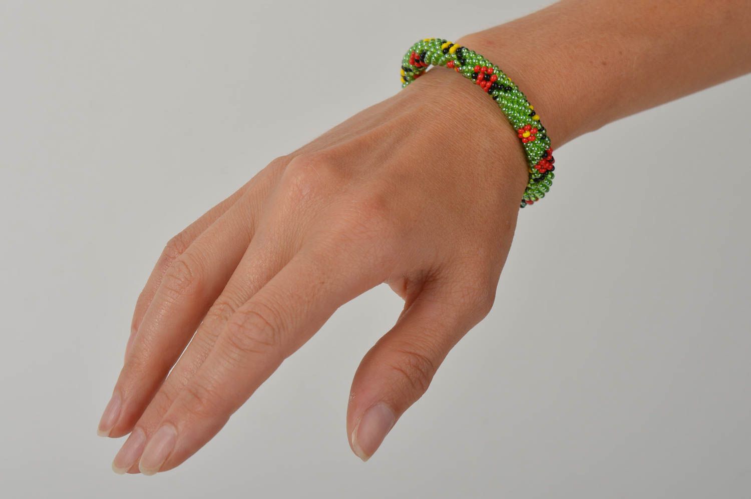 Bracelet en perles de rocaille Bijou fait main vert fleurs rouges Cadeau femme photo 1
