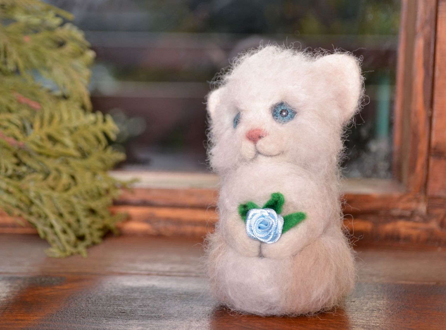 Интерьерная игрушка из шерсти Кошка с букетом фото 1