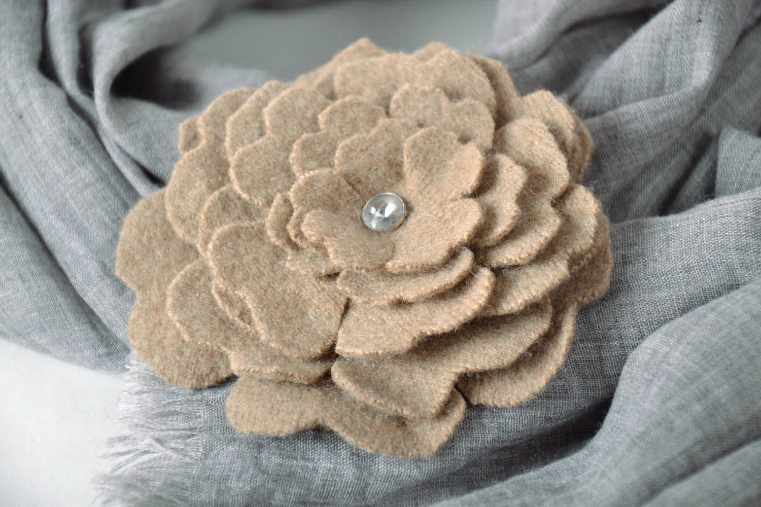 Broche fleur en laine faite main  photo 1