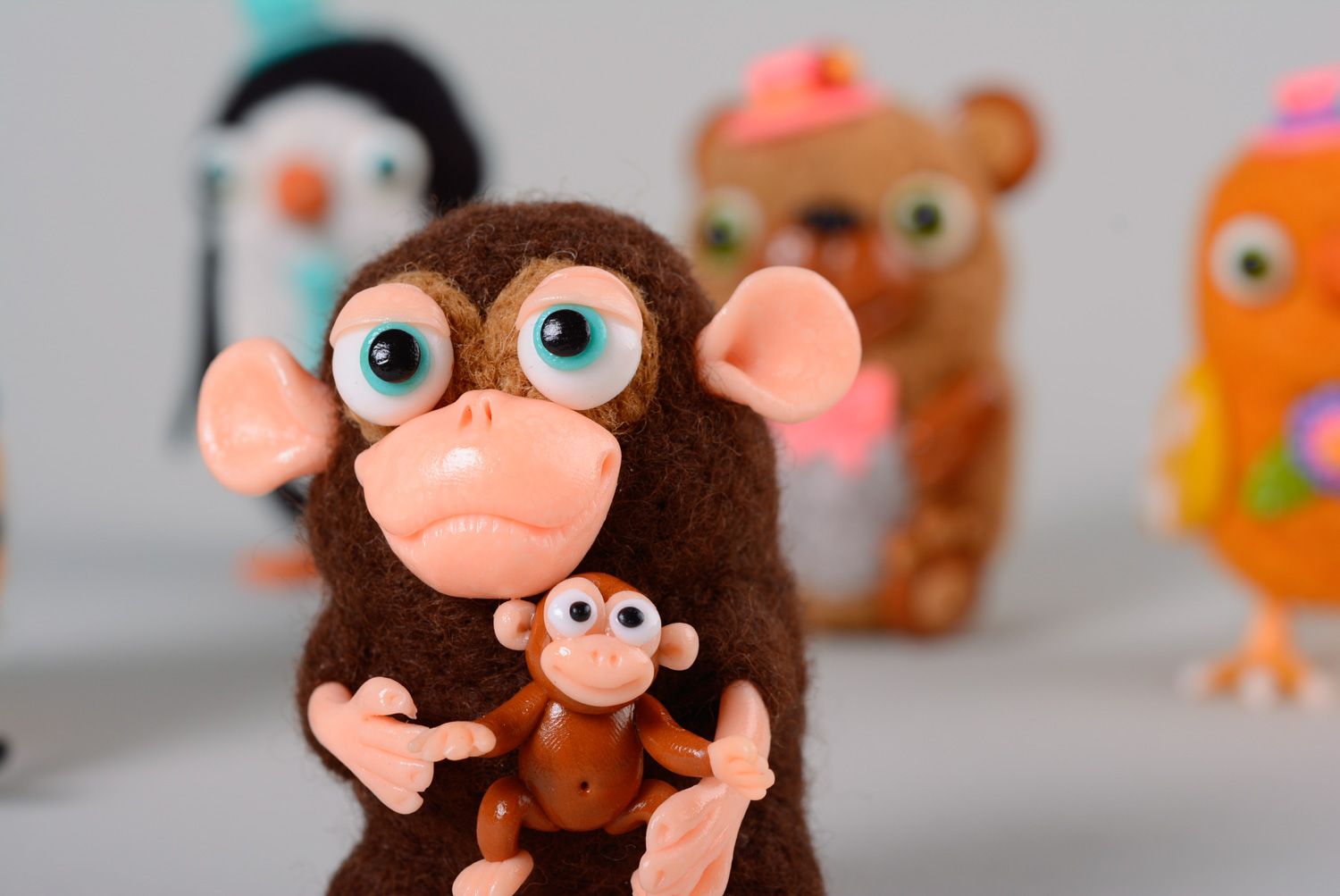 Карманная игрушка из шерсти в виде обезьянки в технике сухого валяния фото 4
