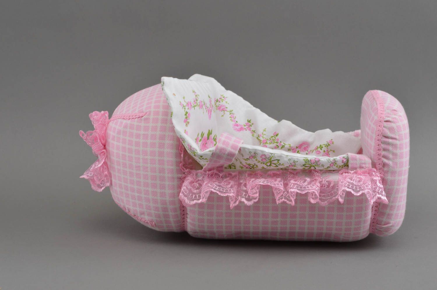 Joli berceau miniature rose en tissu de coton avec literie fait main jouet photo 3
