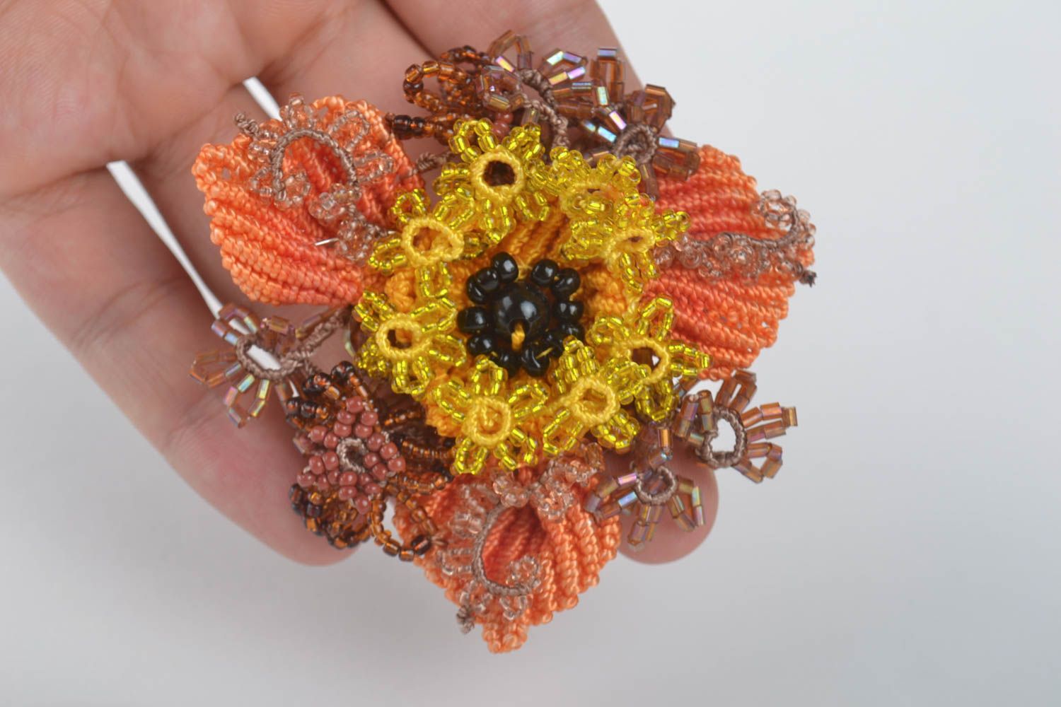 Broche fleur Bijou fait main jaune orange tressée en macramé Cadeau femme photo 5