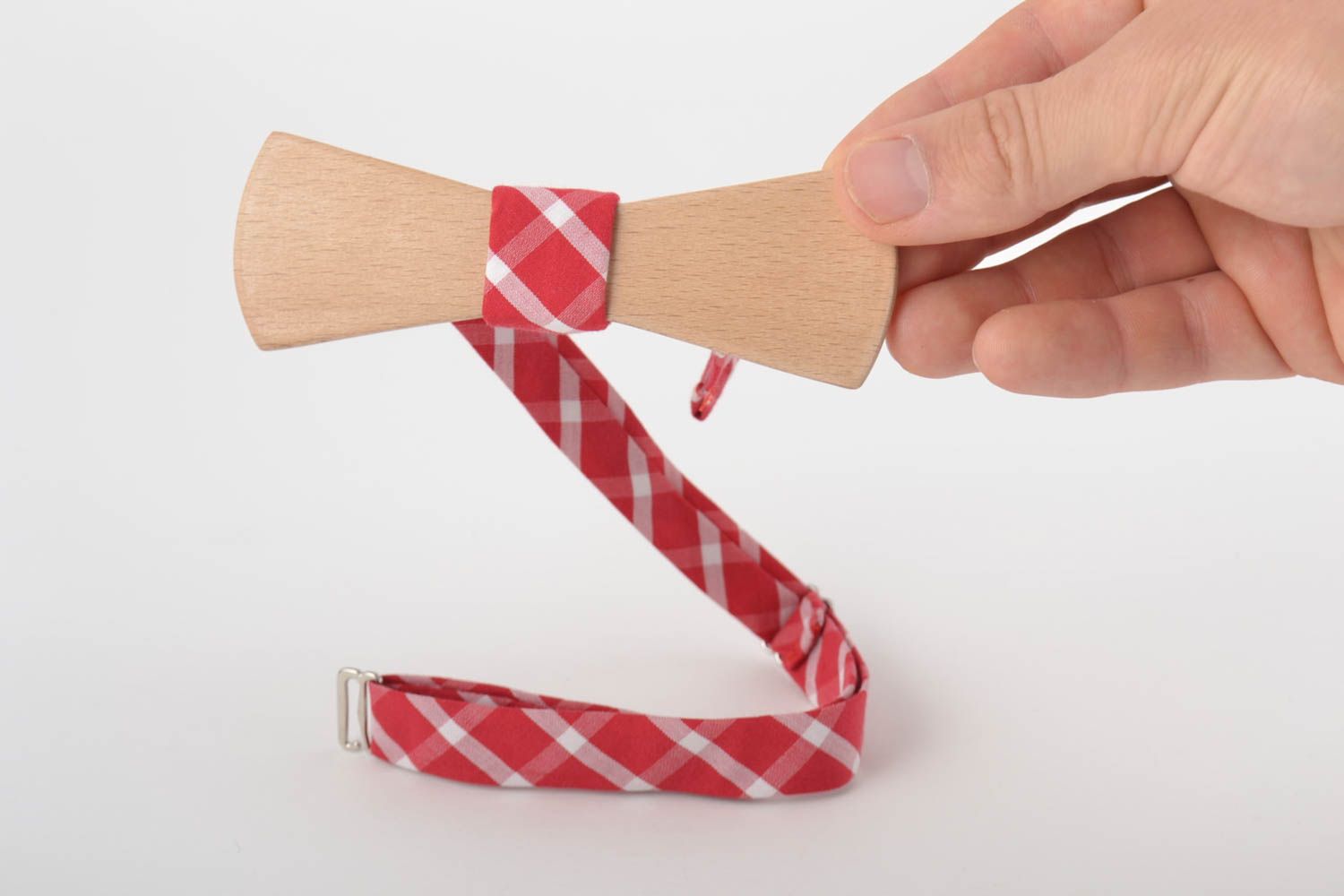 Деревянный галстук-бабочка с тканевым ремешком ручной работы красный в клетку фото 5