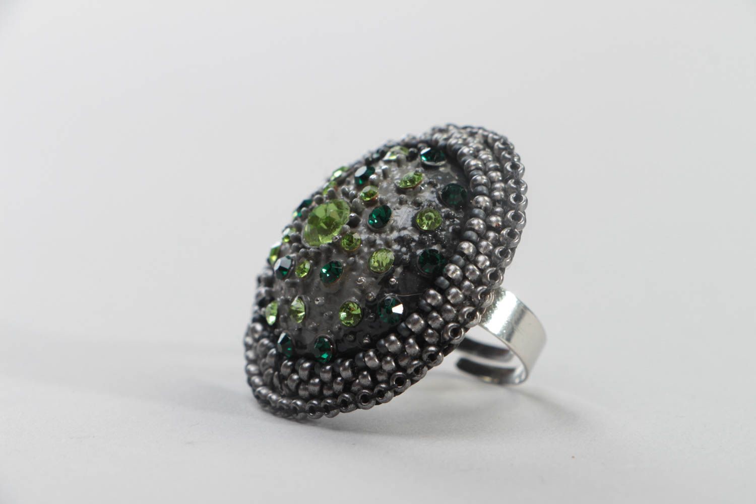 Schwarzer Ring aus Leder mit Glasperlen und Knopf künstlerische Handarbeit foto 3