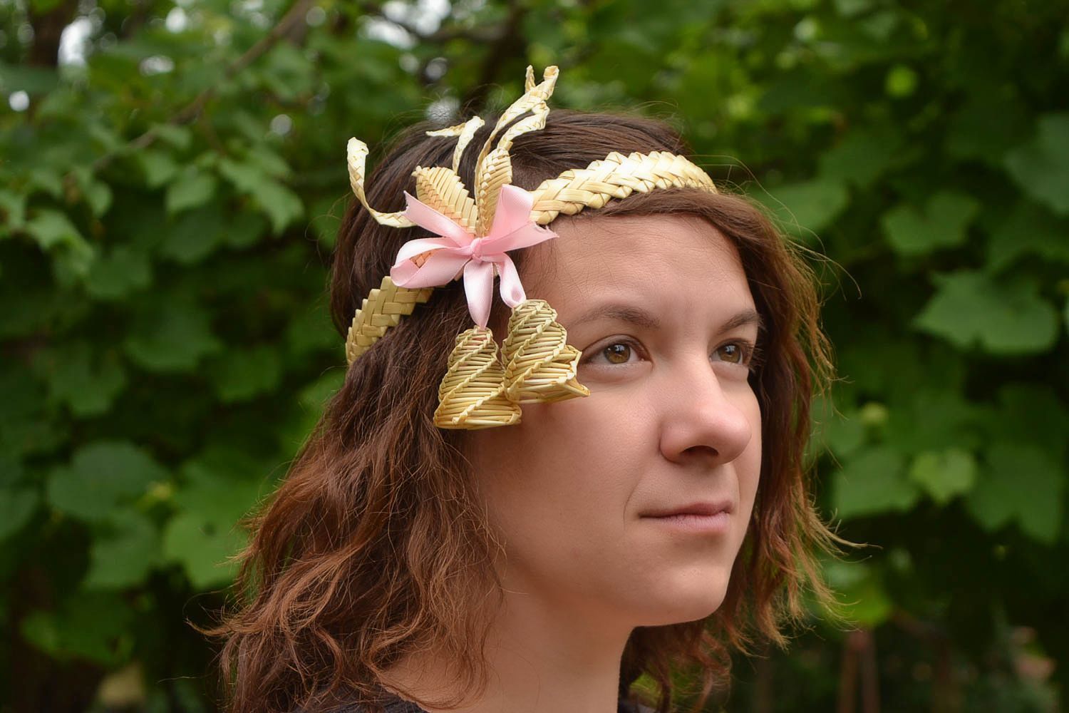Geflochtener Haarreif aus Stroh mit Glöckchen handmade Accessoire für Frauen foto 1