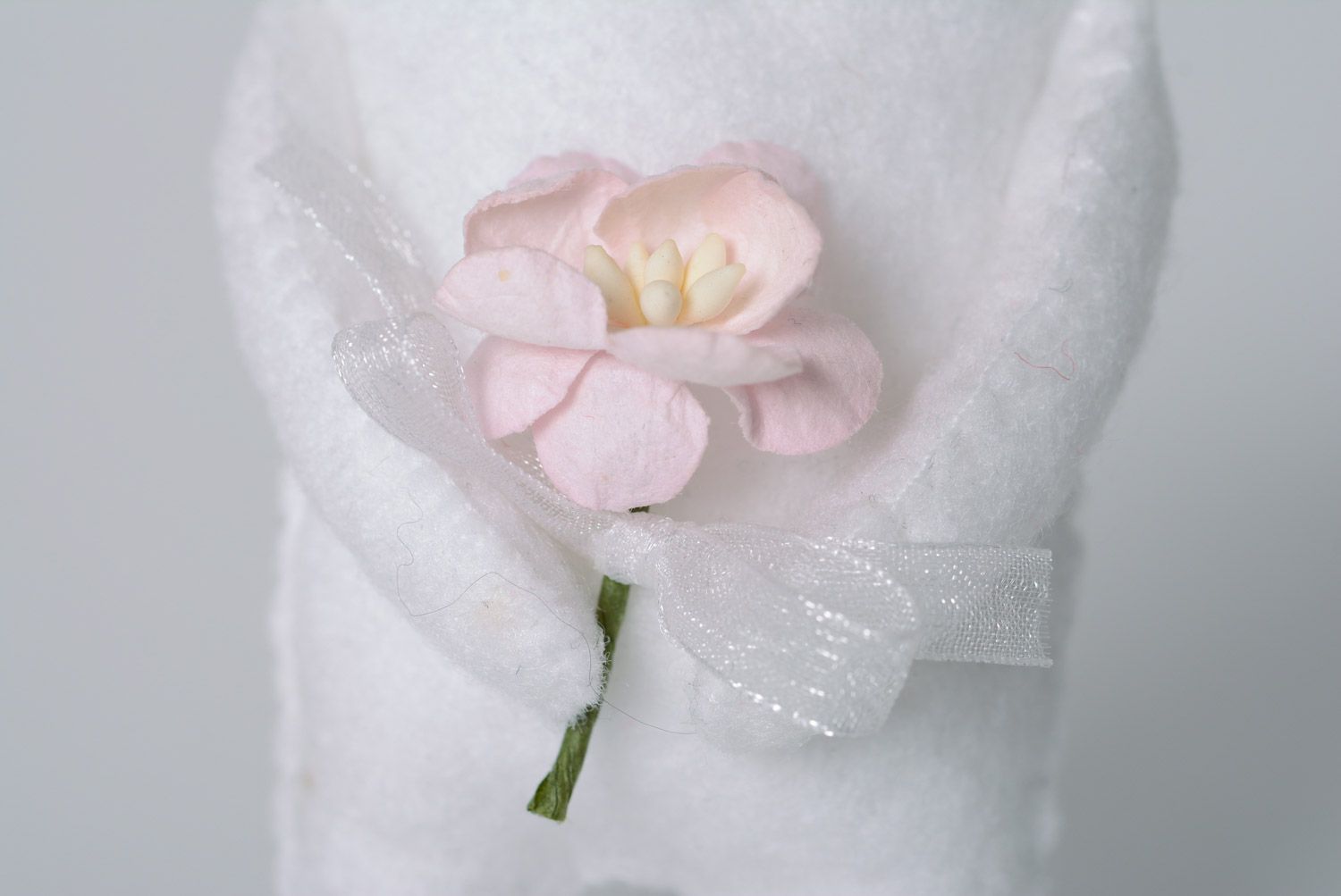 Handmade Kuscheltier Kater aus Filz in Weiß mit Blume klein niedlich für Kinder foto 3