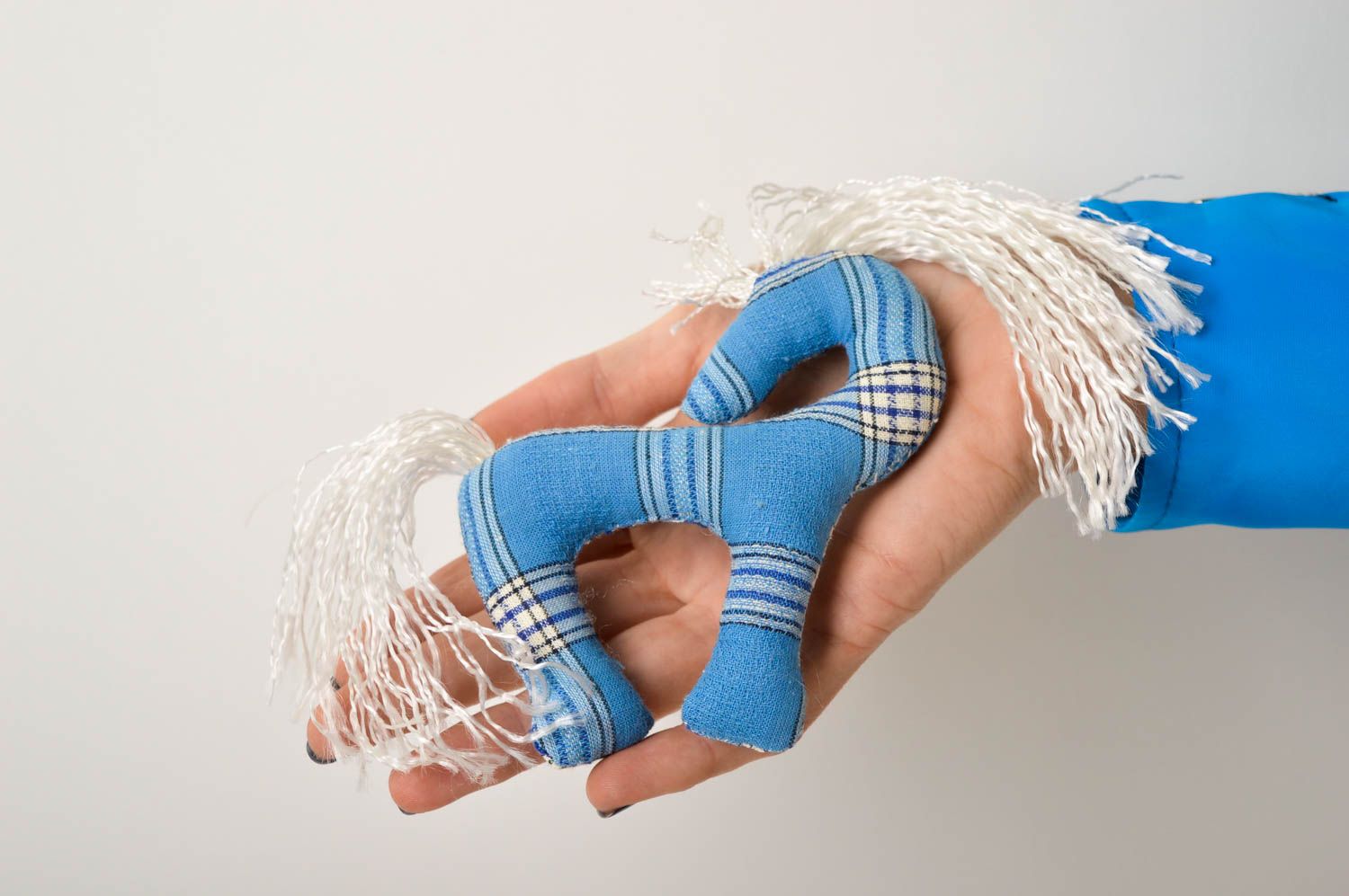 Peluche cheval bleu faite main Jouet en tissu de laine à suspendre Déco maison photo 5
