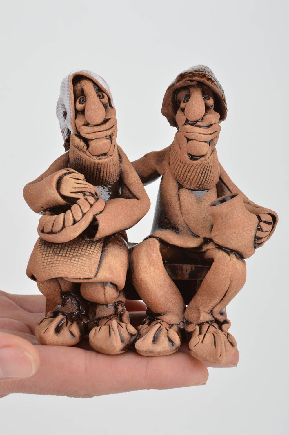Schöne ungewöhnliche braune handmade Figurine aus Ton sitzendes Paar auf Bank foto 3