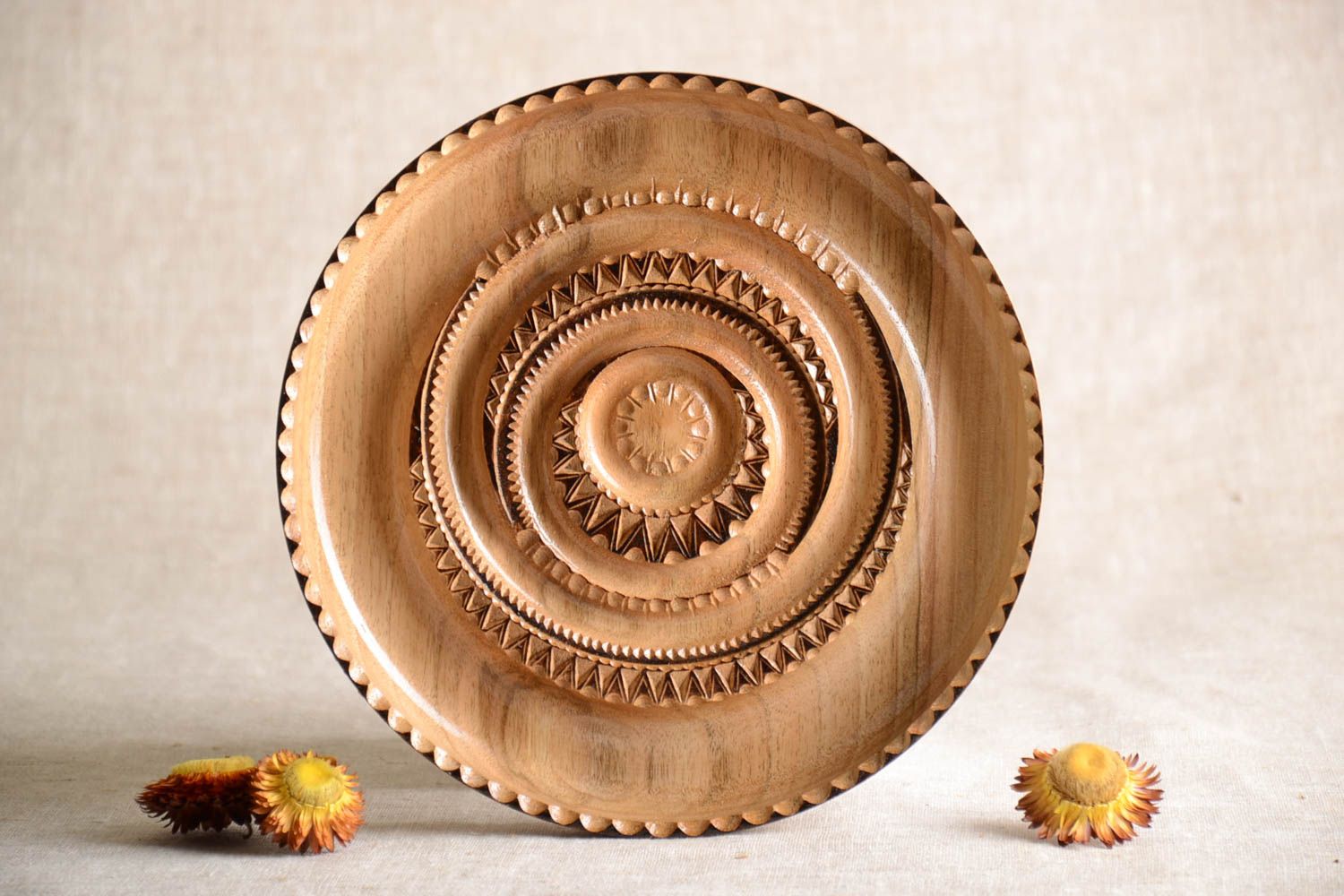 Деревянная посуда ручной работы подарочная тарелка резная декор на стену фото 1
