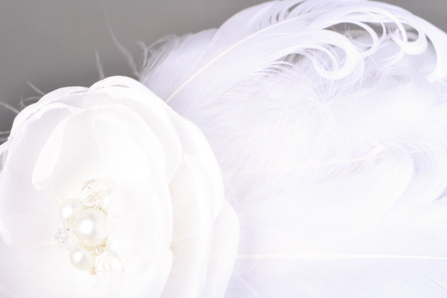 Serre-tête plume joli accessoire blanc en tissu pour femme fait main cadeau photo 3