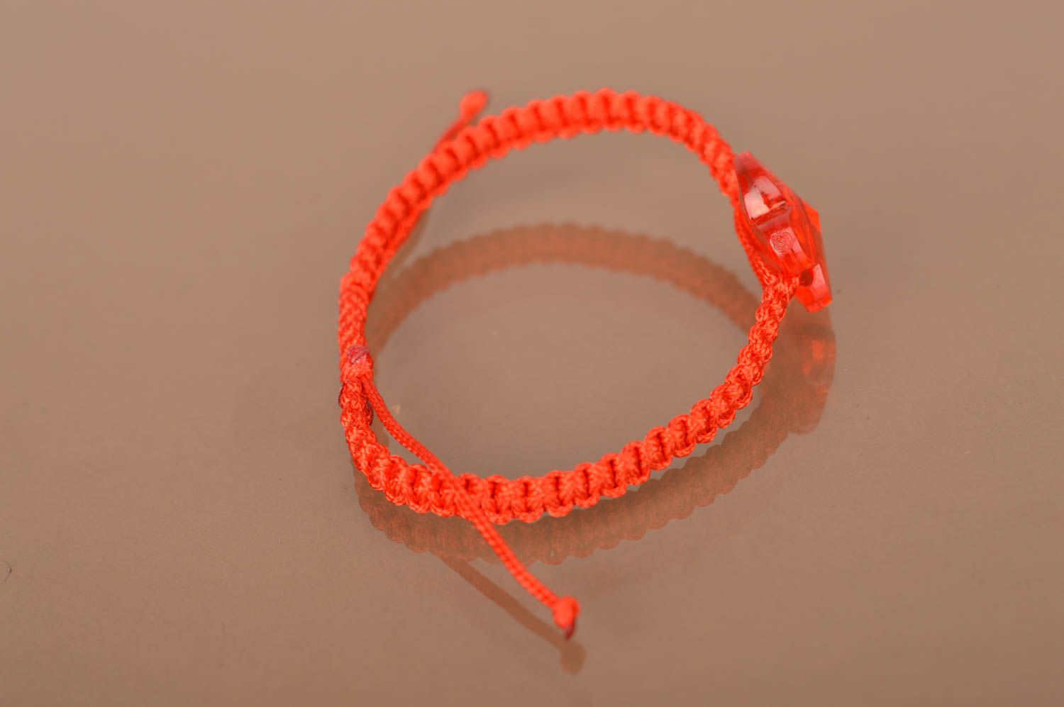 Простой тонкий плетеный браслет из вощеной нити ручная работа Красная бабочка фото 4