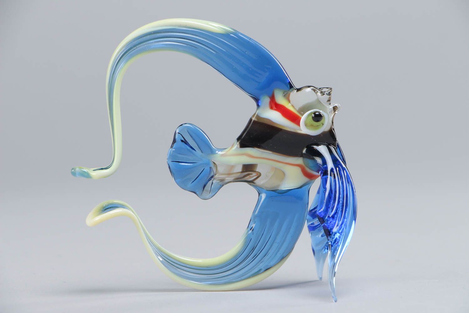 Figura de vidrio hecha a mano y pintada en técnica lampwork con forma de pez  foto 2
