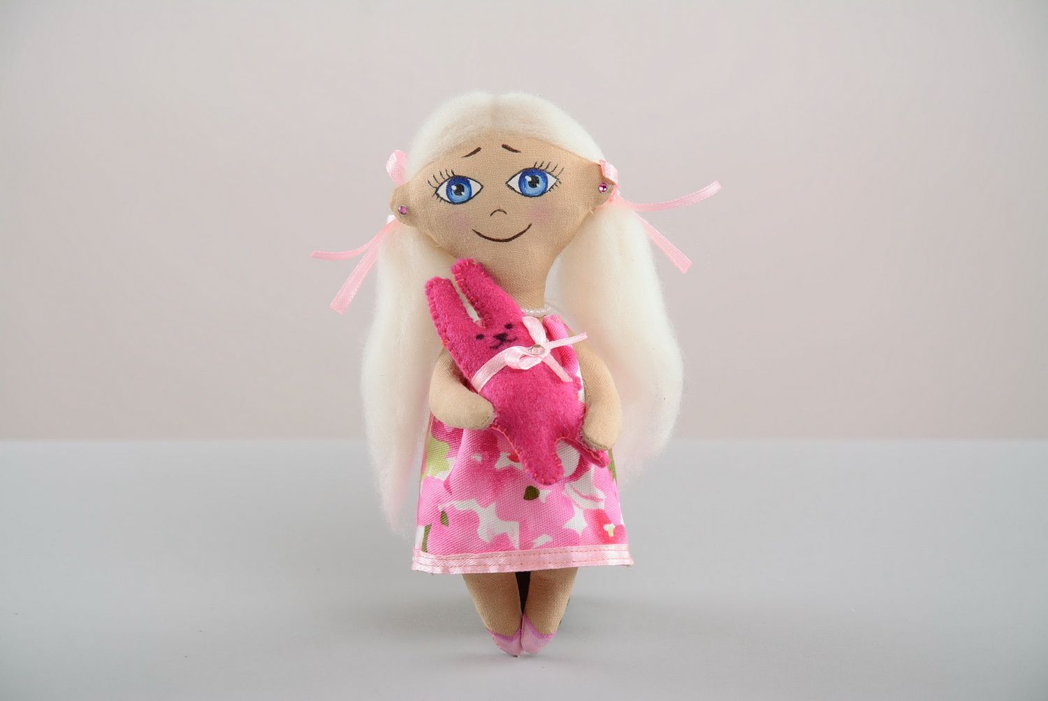 Suspension décorative poupée en rose avec lièvre  photo 3