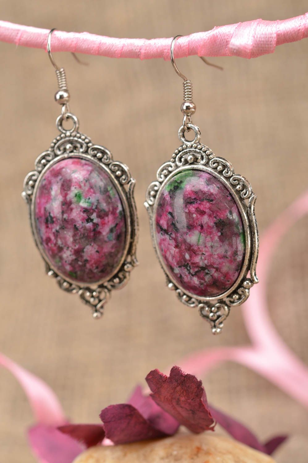 Boucles d'oreilles ovales pendantes en métal et pierre faites main roses photo 1