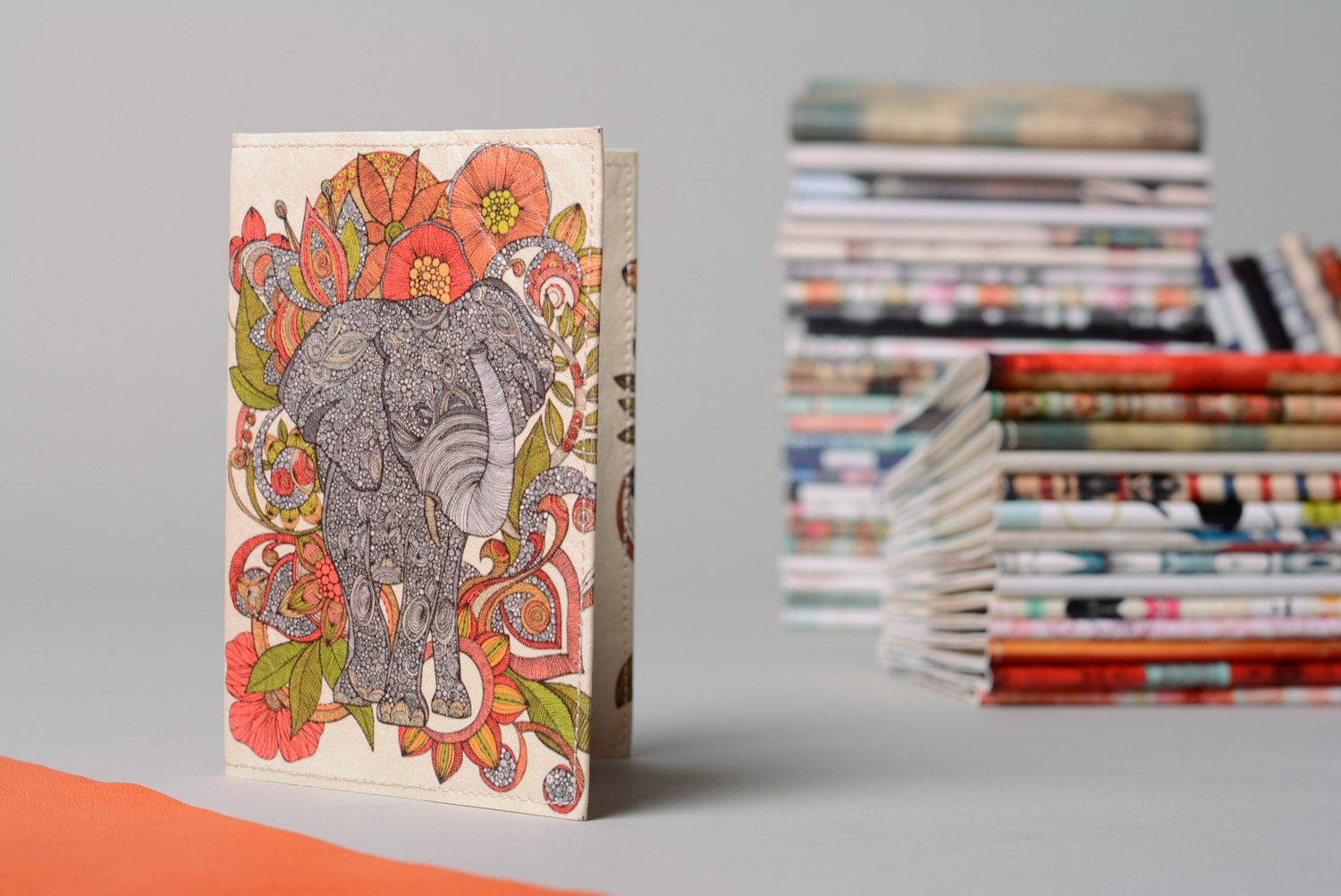 Handgemachte bunte Passhülle aus Kunstleder mit Muster Elefant in Blumen foto 1