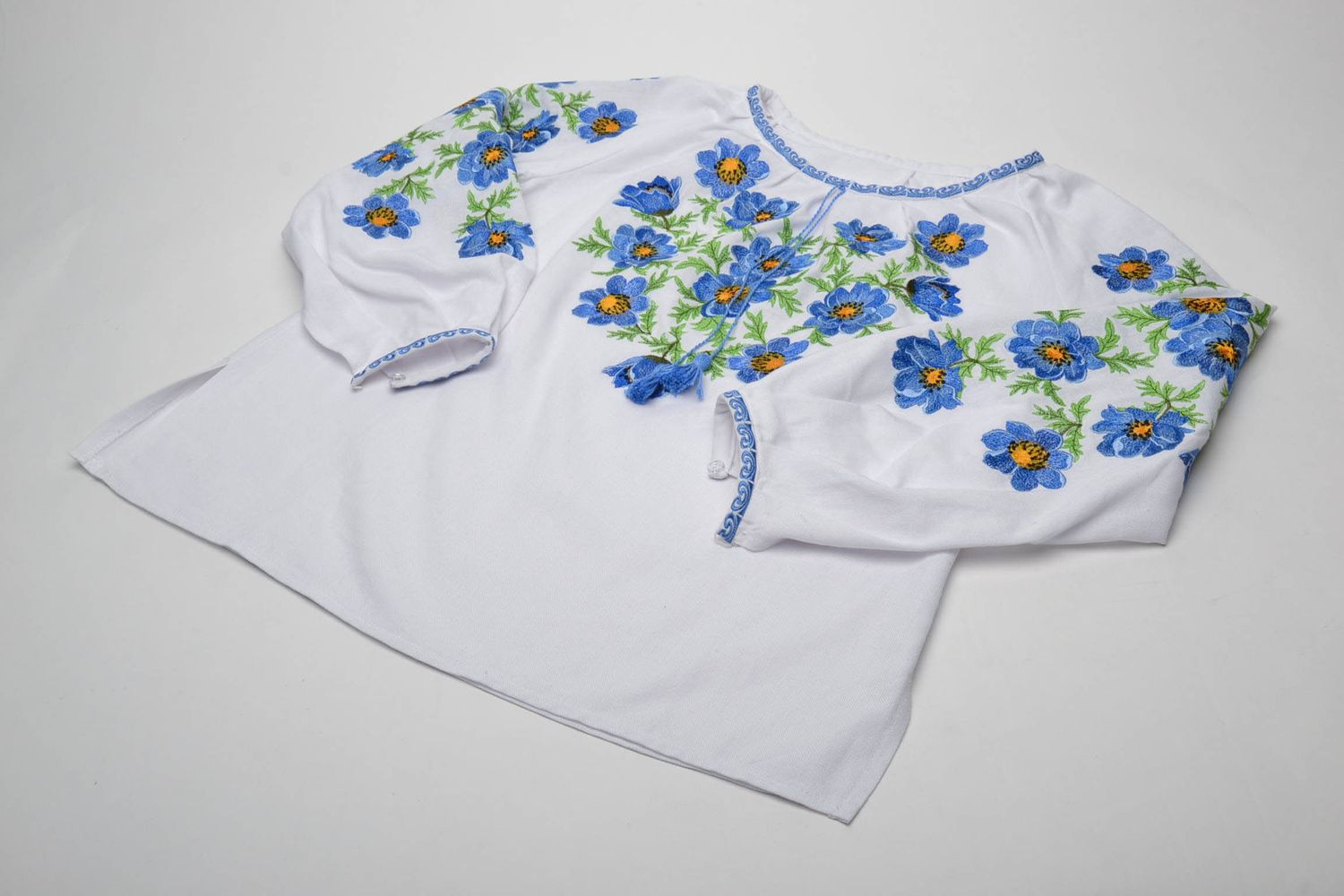 Camisa de lino bordada de realce con motivos florales foto 5