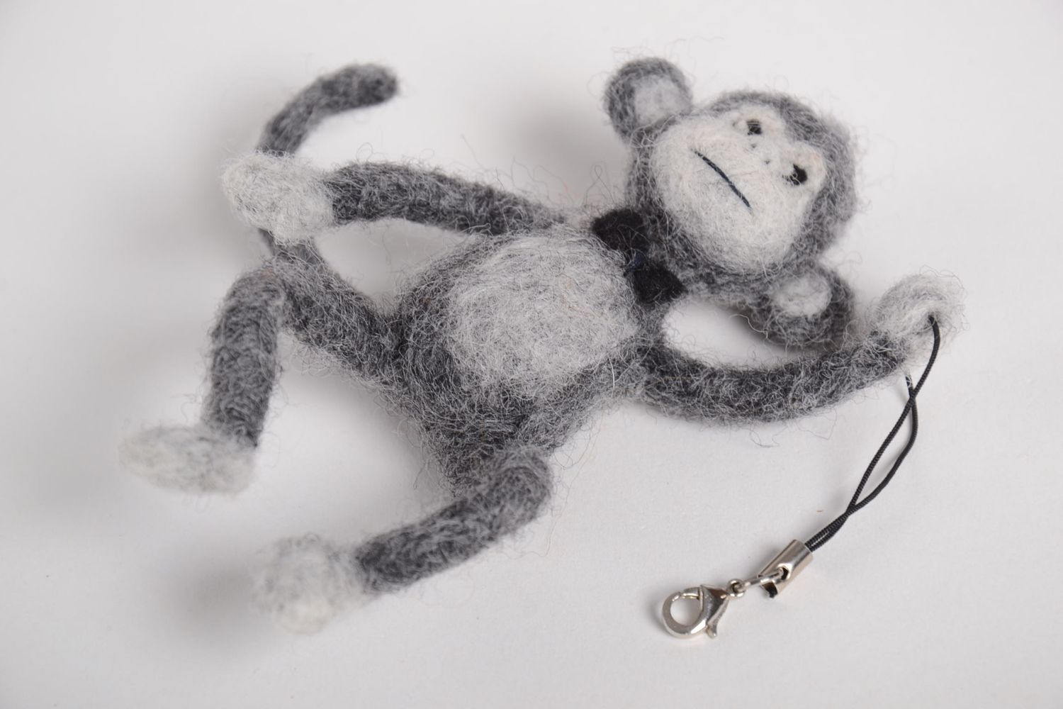 Porte-clé peluche singe gris Porte-clef fait main enfant Accessoire pour clé photo 4