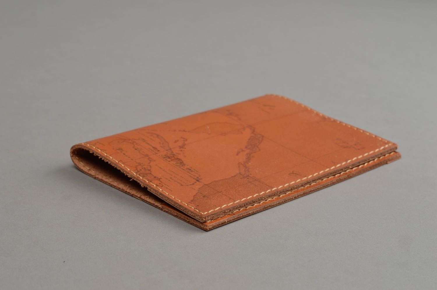 Künstlerische Passhülle aus Leder in Braun handgeschaffen schön grell stilvoll foto 3