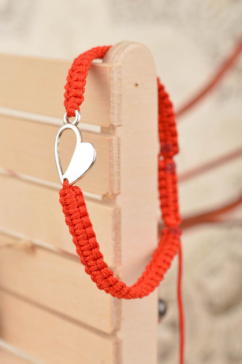 Bracelet textile rouge tressé en fils de soie fin avec cœur en métal fait main photo 1