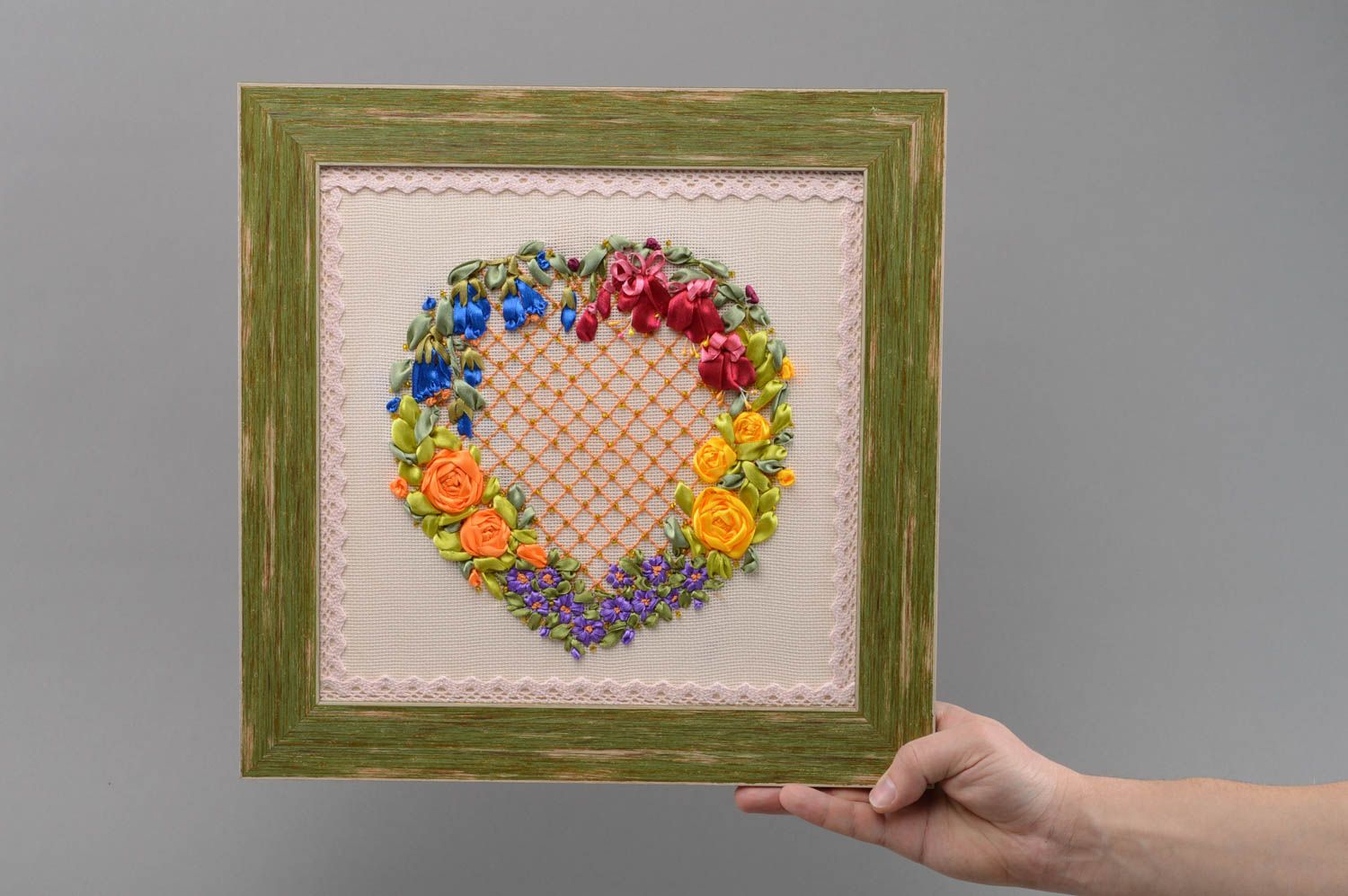 Gesticktes Gemälde mit bunten Blumen aus Atlasbändern im Plastik Rahmen Herz  foto 4