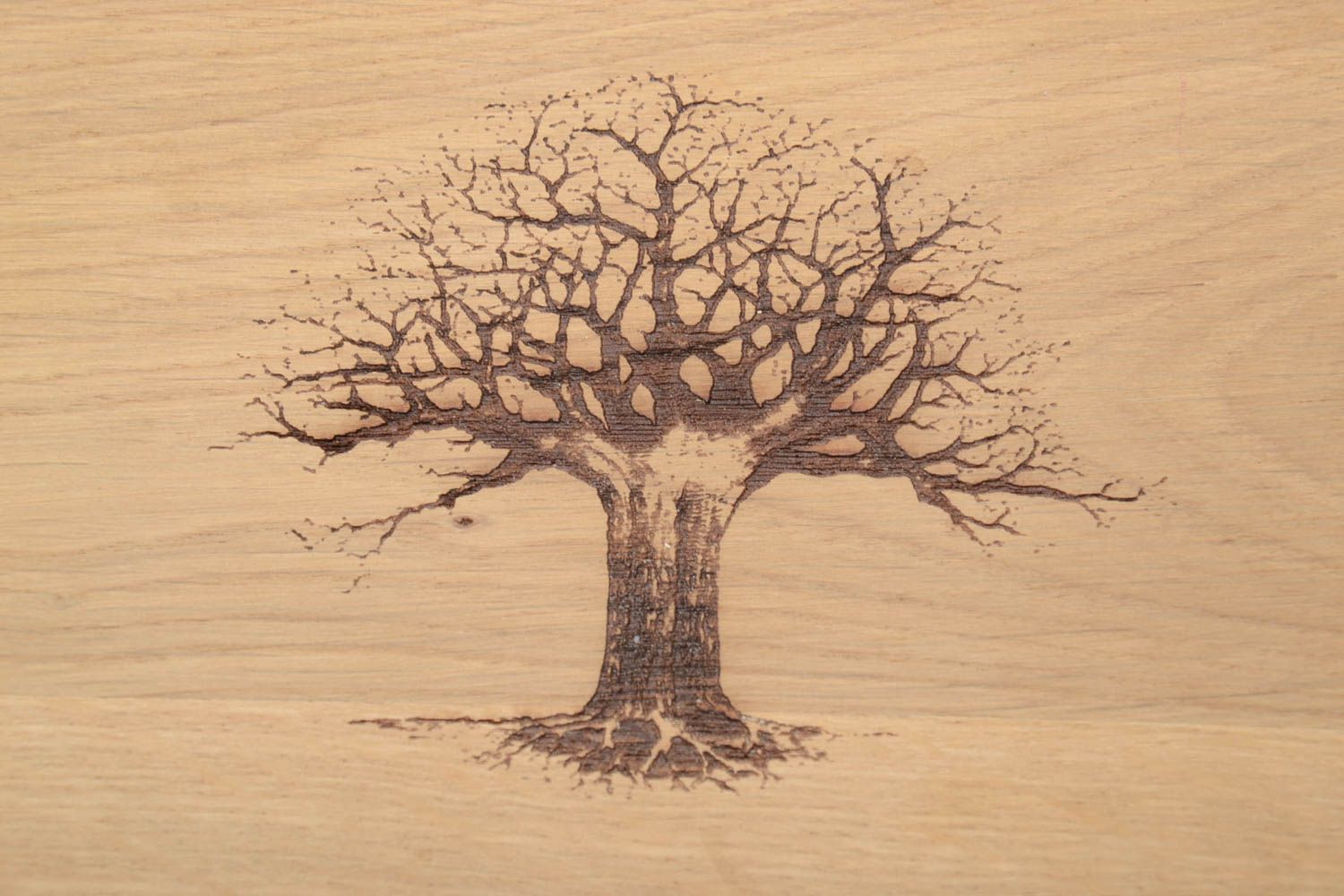 Деревянная разделочная доска с гравировкой фото 3