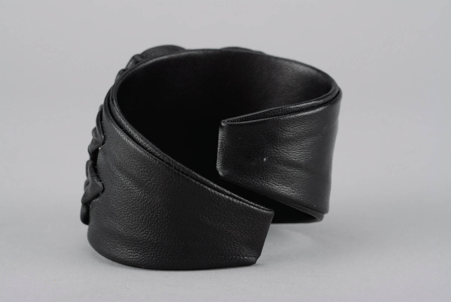 Handmade Armband aus Leder und Kuhhorn foto 3