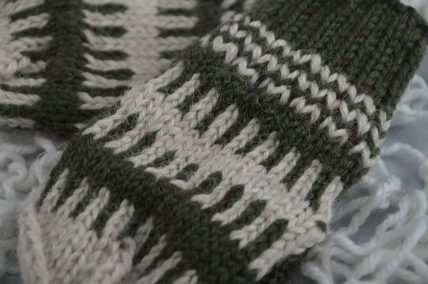 Moufles enfant vertes en laine tricotées manuellement avec ornement jacquard photo 2