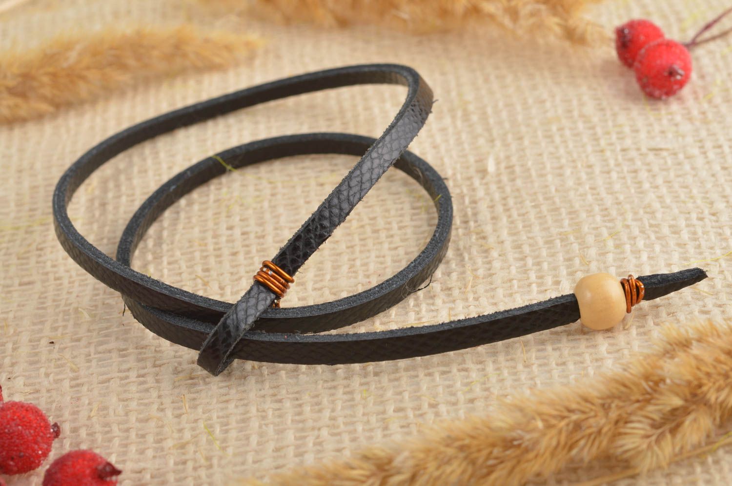 Bracelet cuir Bijoux fait main noir fin avec perle en bois Accessoire femme photo 1