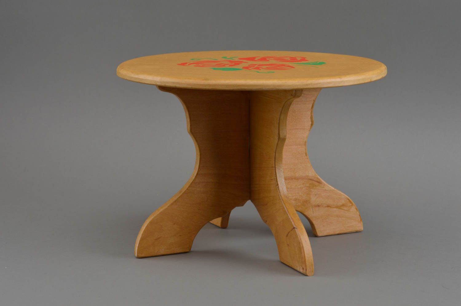 Кукольный стол из дерева круглый декоративный оригинальный ручной работы фото 4