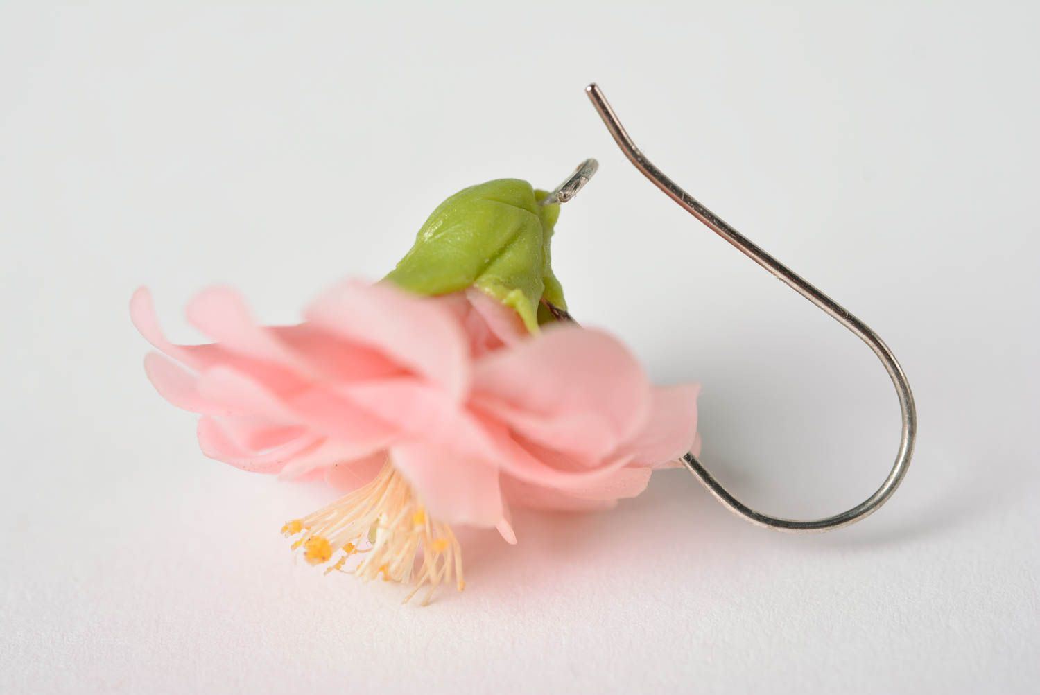 Розовые серьги цветы из полимерной глины вылепленные вручную нарядные красивые фото 3