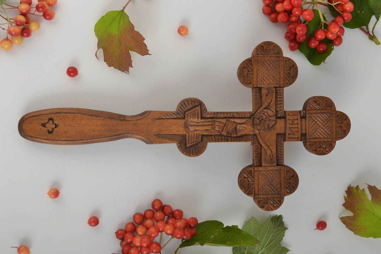 Крест ручной работы украшение на стену изделие из дерева резной крест из дерева фото 1