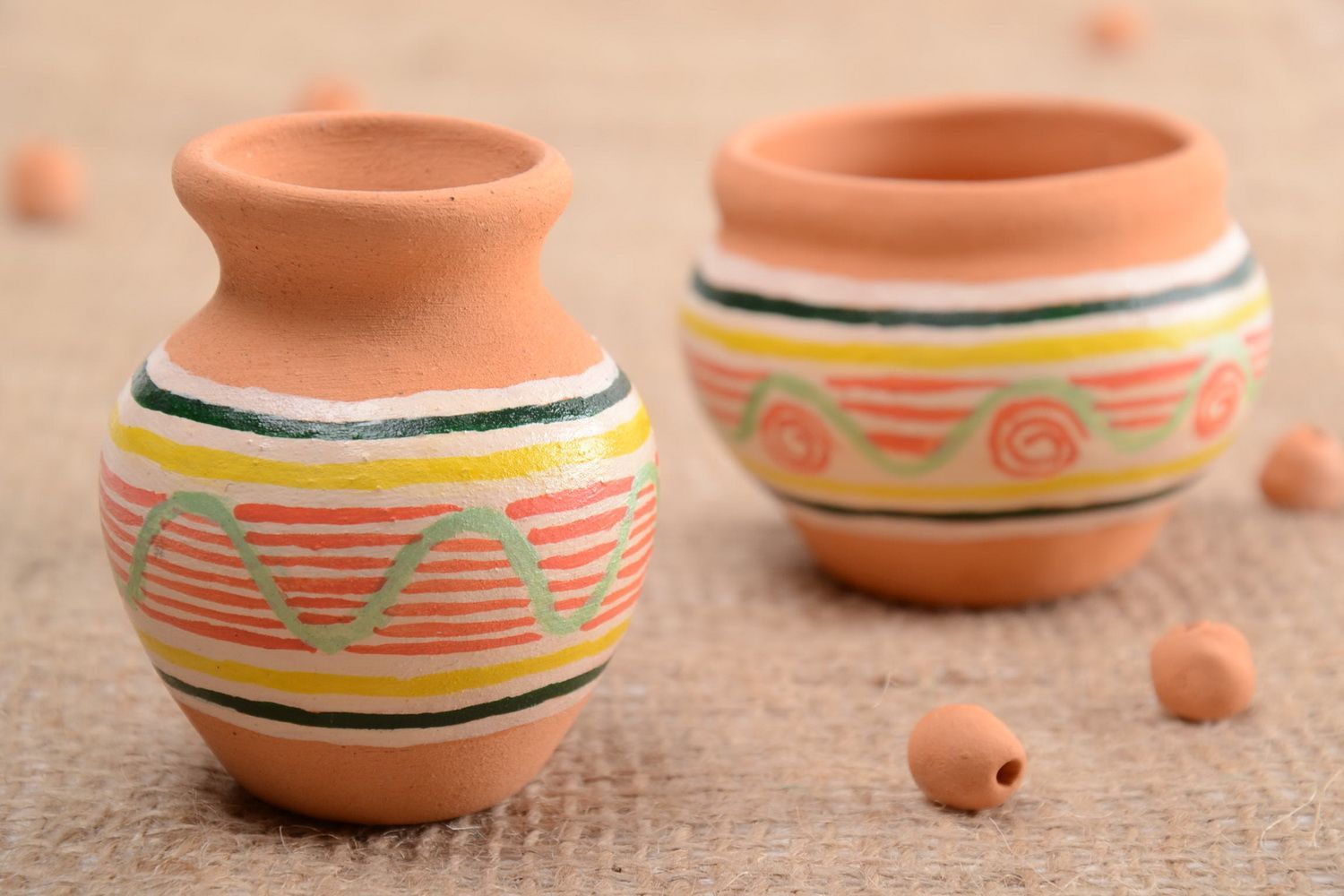 Vases décoratifs en argile faits main peints de petite taille 2 pièces photo 1