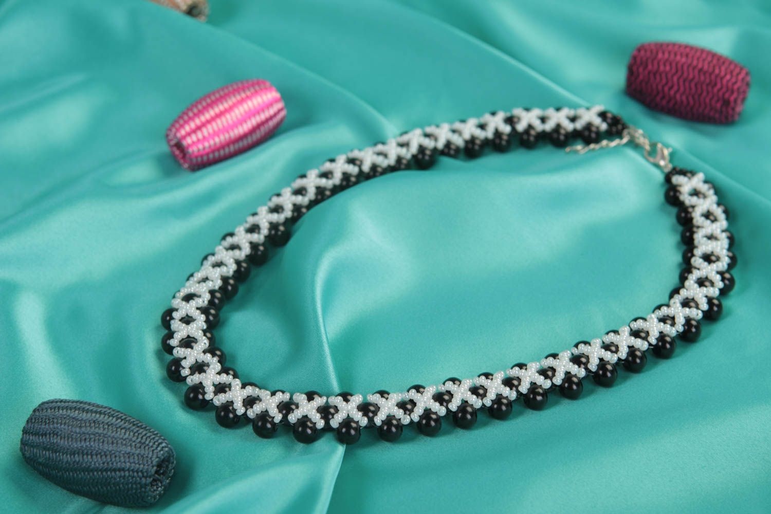 Collier perles rocaille Bijou fantaisie fait main blanc noir Accessoire femme photo 1