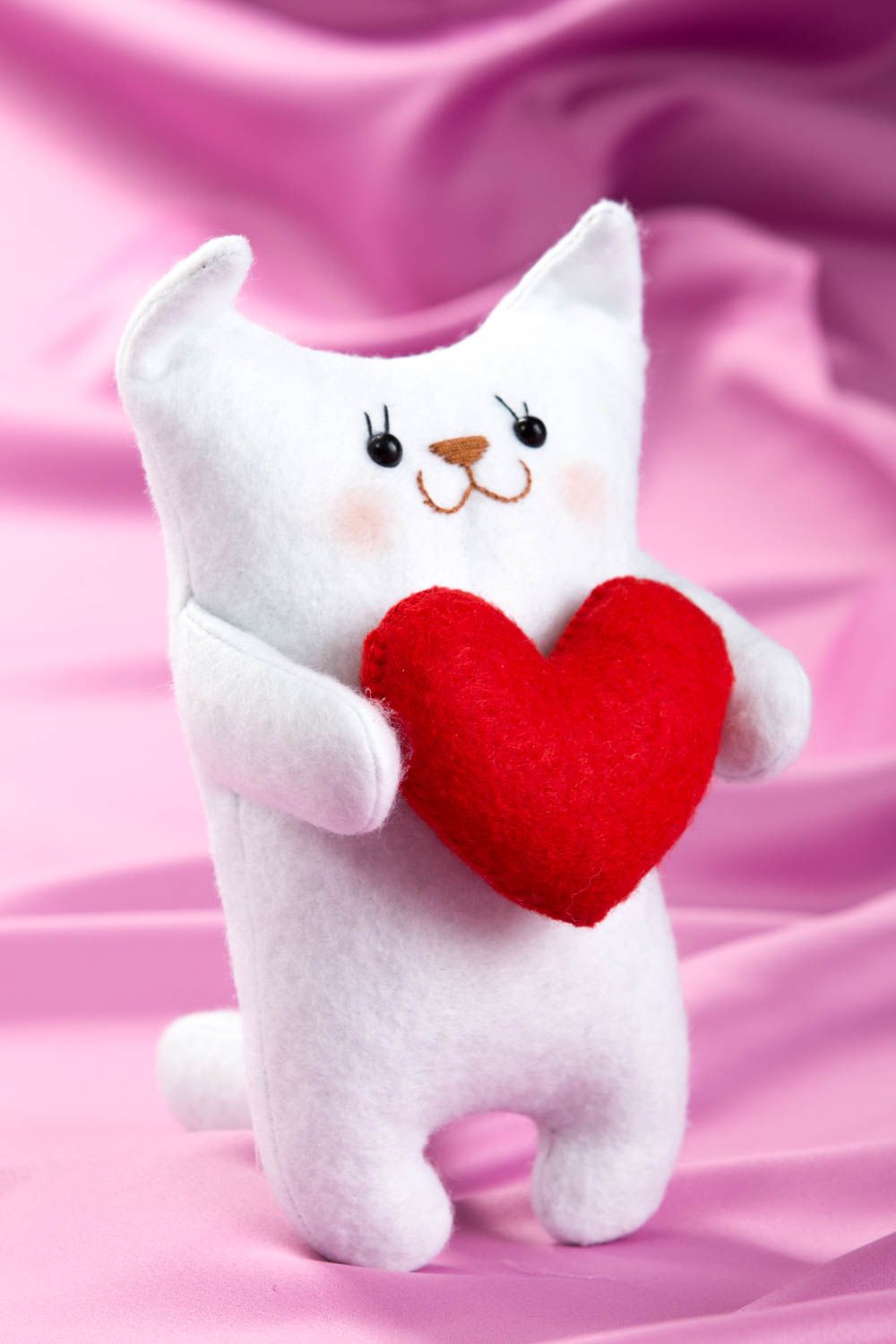 Peluche chat blanc avec coeur Jouet fait main en feutre Cadeau original photo 1